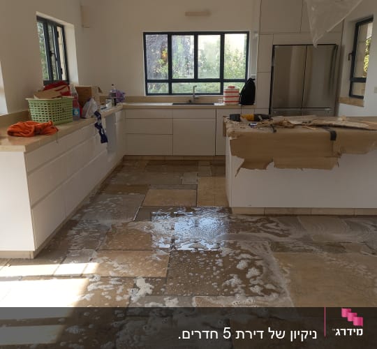 רצפה רטובה עם סבון במטבח במהלך ניקיון